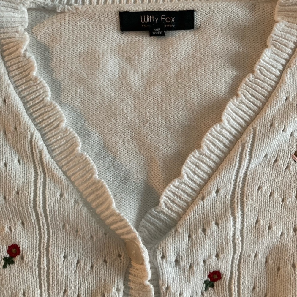 Beautiful white cardigan with flowers - Picture 2 of 5